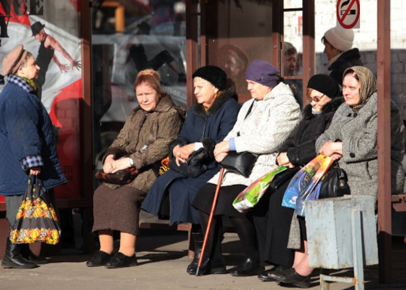 Монетизация льгот. Пенсионеры на остановке. Бабушка на остановке. Бабульки на остановках.